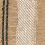 Detailopname van Elitis Baleares Eularia JU-001-29 textiel met beige, witte en zwarte geweven strepen.