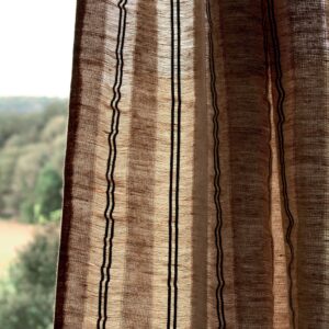 Transparant Elitis Baleares Eularia gordijn met verticale beige en bruine strepen, verlicht door natuurlijk daglicht.