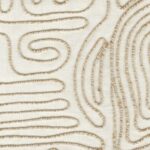 Close-up van Elitis Baleares Llenya LZ 905 01 textiel met beige geborduurd labyrintpatroon op een lichte achtergrond.
