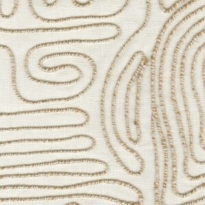Close-up van Elitis Baleares Llenya LZ 905 01 textiel met beige geborduurd labyrintpatroon op een lichte achtergrond.