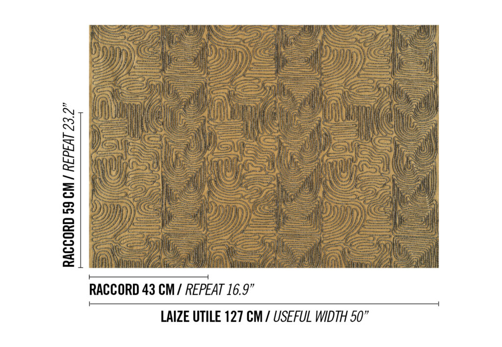 Decoratief patroon Elitis Baleares Llenya LZ 905 01 met organische lijnen in bruintinten en afmetingen in centimeters en inches.