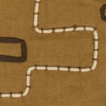 Detail van Elitis Baleares Pacha LZ 901 29 textiel met een bruin linnen achtergrond en opgestikte witte en bruine geometrische lijnen.