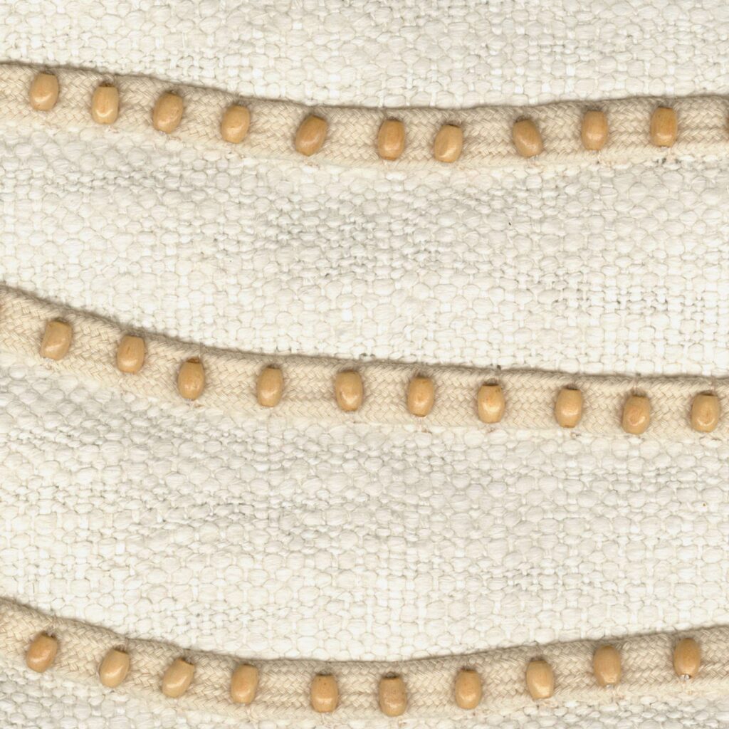 Structuurdetail van Elitis Baleares Paloma LZ 898 01 textiel met golvende rijen houten kralen op een crèmekleurige geweven ondergrond.
