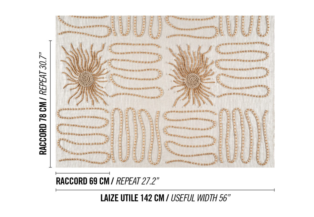Beige textiel met geborduurd zonachtig patroon en golvende lijnen in natuurkleuren, afkomstig uit het Elitis Baleares Paloma LZ 898 01 ontwerp.