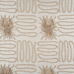 Geborduurd textielpatroon Elitis Baleares Paloma LZ 898 01 met zonvormige en golvende lijnen in beige en bruin op een lichte achtergrond.