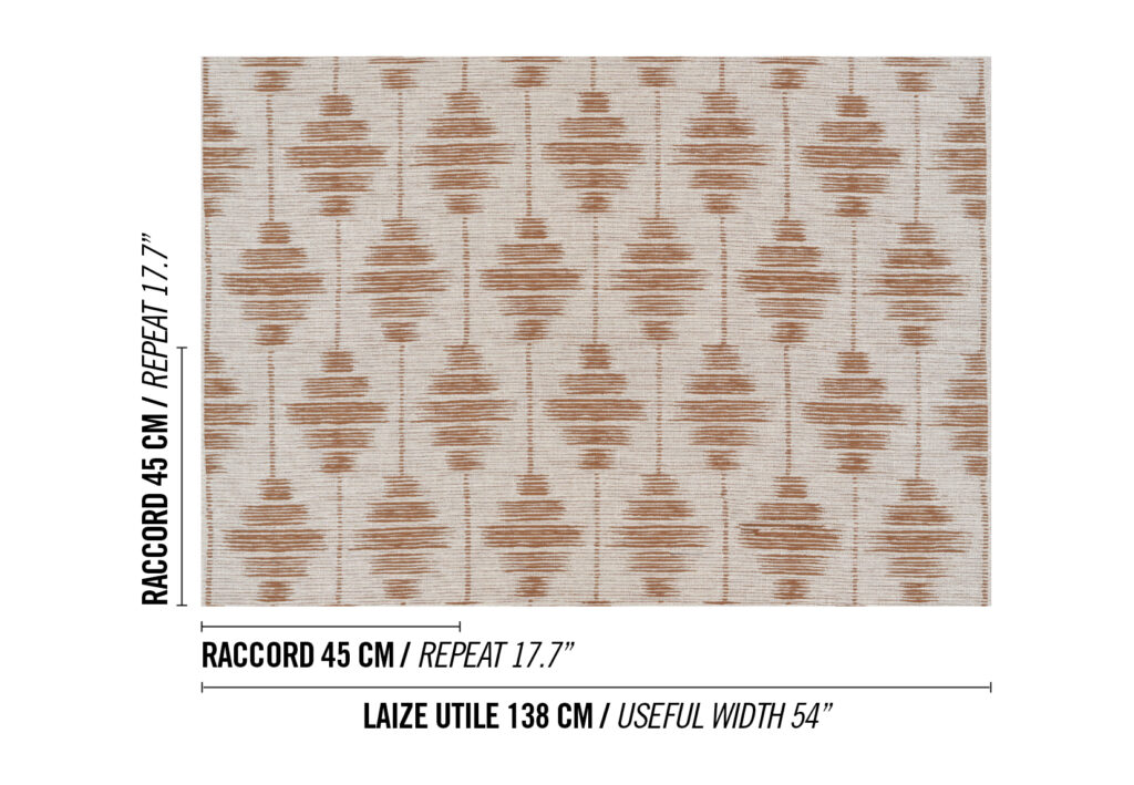 Beige stof met het Elitis Baleares Talaia LZ 903 29 patroon van verticale rijen aardekleurige, abstracte vormen.
