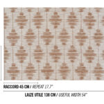 Beige stof met het Elitis Baleares Talaia LZ 903 29 patroon van verticale rijen aardekleurige, abstracte vormen.