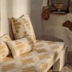 Loungehoek met Elitis Baleares Talaia LZ 903 29 kussens en bekleding in een rustieke, mediterrane setting.