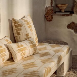 Loungehoek met Elitis Baleares Talaia LZ 903 29 kussens en bekleding in een rustieke, mediterrane setting.