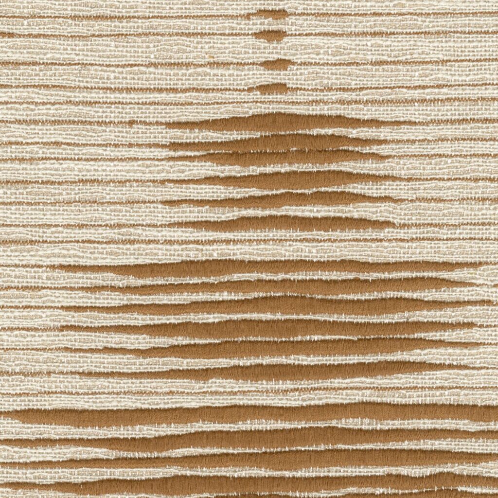 Textielpatroon Elitis Baleares Talaia LZ 903 79 met horizontale strepen in beige en bruintinten.