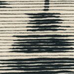 Textielpatroon van Elitis Baleares Talaia LZ 903 80 met horizontale, onregelmatige zwart-beige strepen.