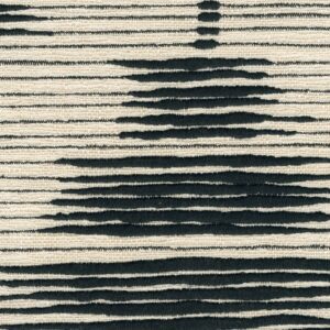 Textielpatroon van Elitis Baleares Talaia LZ 903 80 met horizontale, onregelmatige zwart-beige strepen.