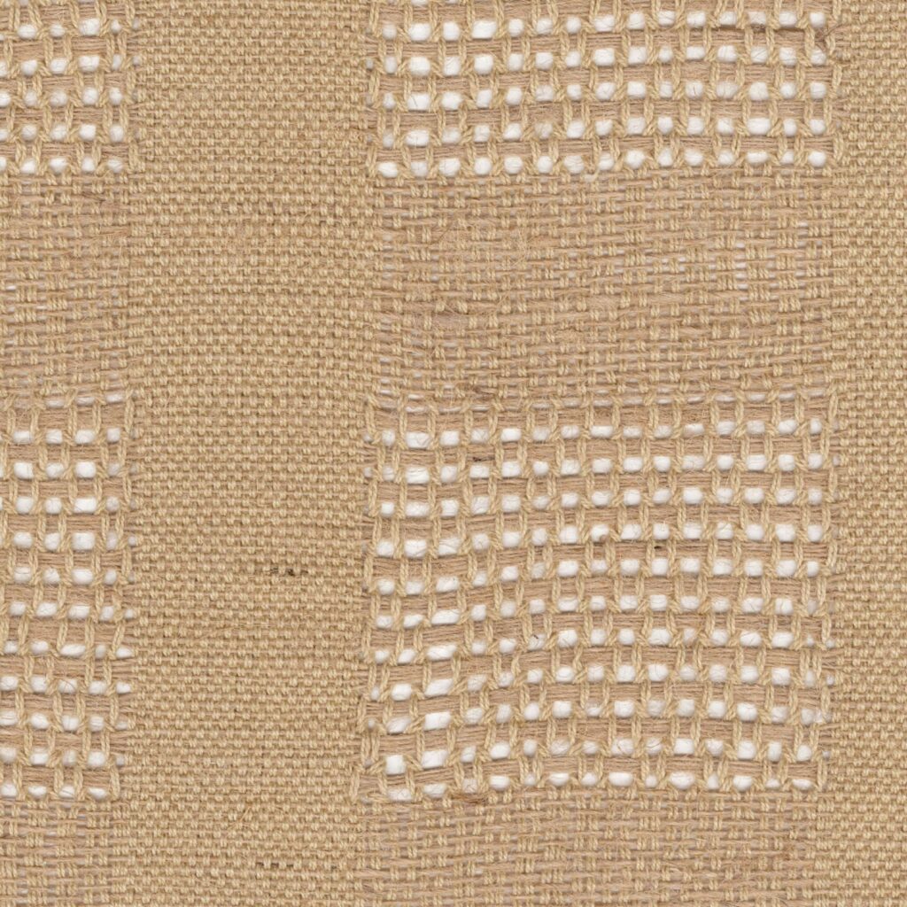 Detail van Elitis Baleares Vista CN 005 29 met een geweven beige textielstructuur en open rasterpatronen.