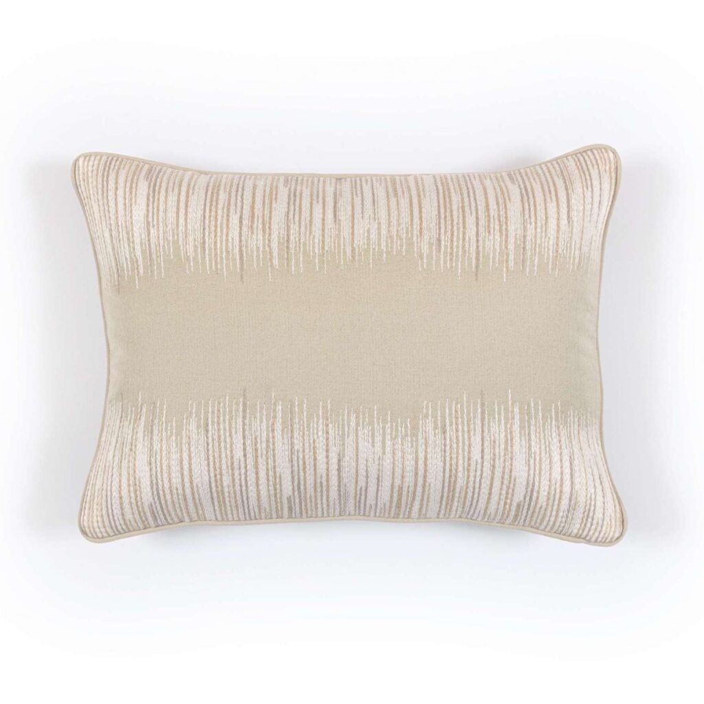 Rechthoekig Elitis Basile CO 257 17 02 sierkussen van Buningh in beige met lichte, verticale strepen.