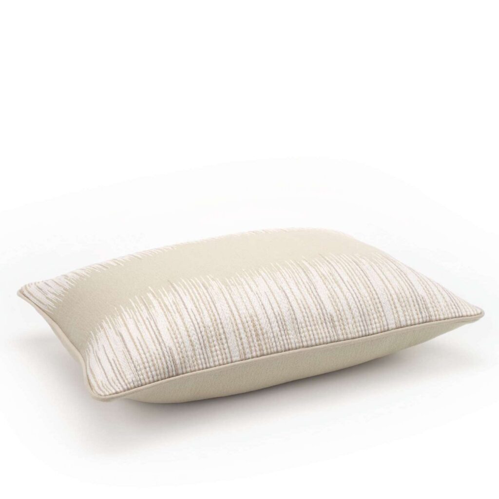 Zijkant van het Elitis Basile CO 257 17 02 sierkussen met beige en witte strepen, ontworpen door Buningh.