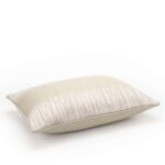 Zijkant van het Elitis Basile CO 257 17 02 sierkussen met beige en witte strepen, ontworpen door Buningh.