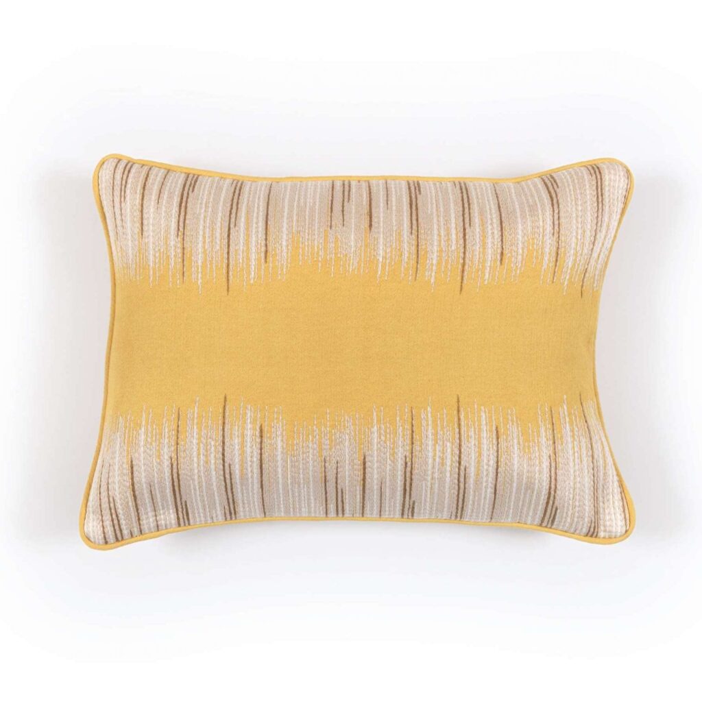 Rechthoekig Elitis Basile sierkussen in geel met beige en bruine patroonaccenten.