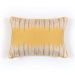 Rechthoekig Elitis Basile sierkussen in geel met beige en bruine patroonaccenten.