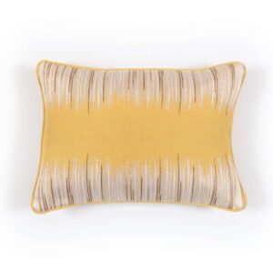 Rechthoekig Elitis Basile sierkussen in geel met beige en bruine patroonaccenten.