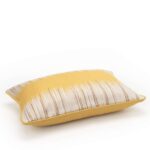 Geel Elitis Basile CO 257 25 02 sierkussen met beige en bruine strepen, gefotografeerd van de zijkant.