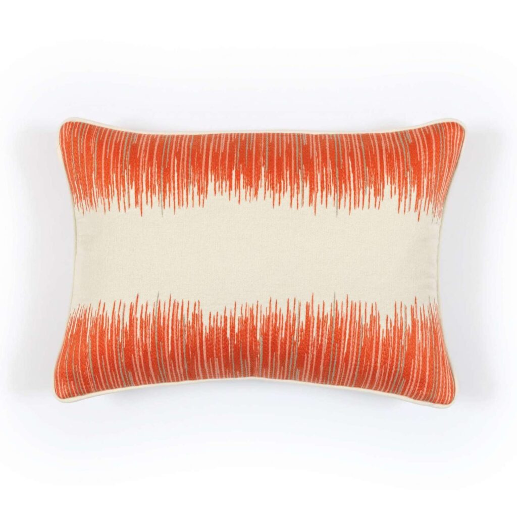 Rechthoekig Elitis Basile sierkussen met een beige middenvlak en oranje gestreept patroon aan de boven- en onderzijde.