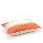 Sierkussen Elitis Basile CO 257 34 02 met rood-wit gestreept patroon, zijaanzicht.