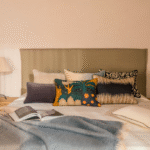 Sfeervol gedecoreerd bed met het Elitis Basile CO 257 89 02 sierkussen en andere decoratieve kussens.