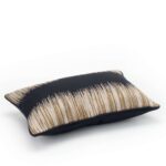 Zwart Elitis Basile sierkussen met grafisch beige-bruin patroon, zijaanzicht.