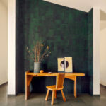 Natuurlijke werkplek in een woonkamer met Elitis behang Art Paper Amami RM 1035 06 in donkergroen als accentmuur.