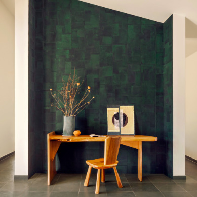 Natuurlijke werkplek in een woonkamer met Elitis behang Art Paper Amami RM 1035 06 in donkergroen als accentmuur.