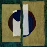 Abstract Elitis-behang uit de Art Paper IZU RM 1030-05 collectie met geometrische vormen in aardetinten en donkergroen.