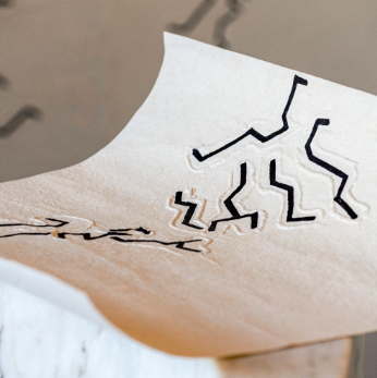 Detail van Elitis behang Art Paper Jima RM 1033 01 met reliëf en zwarte zigzaglijnen op licht papier.
