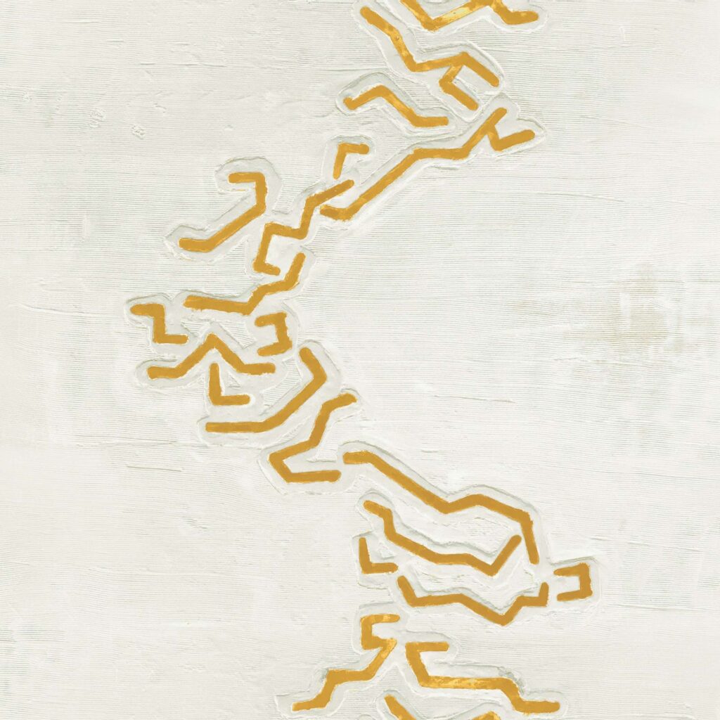 Abstract wit Elitis-behang met reliëf en goudgele lijnpatronen uit de Art Paper Jima RM 1033 03 collectie.