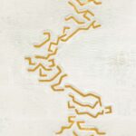 Abstract wit Elitis-behang met reliëf en goudgele lijnpatronen uit de Art Paper Jima RM 1033 03 collectie.