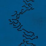 Blauw Elitis-behang met abstract reliëfpatroon uit de Art Paper Jima RM 1033 05 collectie.