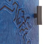 Detail van Elitis behang uit de Art Paper Jima RM 1033 05 collectie met een blauwe reliëfstructuur en abstract patroon.