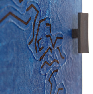 Detail van Elitis behang uit de Art Paper Jima RM 1033 05 collectie met een blauwe reliëfstructuur en abstract patroon.