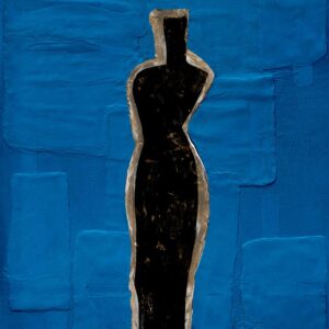 Abstracte silhouet van een gestileerd vrouwenfiguur in zwart op een felblauwe, textuurrijke achtergrond, uit de Elitis-behangcollectie Art Paper Naushima RM 1031 05.