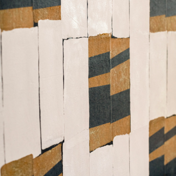 Detail van Elitis-behang Art Paper Okinawa RM 1032 04 met abstract patroon in wit, zwart en goud.