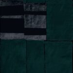 Donkergroen Elitis-behang uit de Art Paper Okinawa collectie met een rechthoekig, abstract patroon en ruwe textuur.