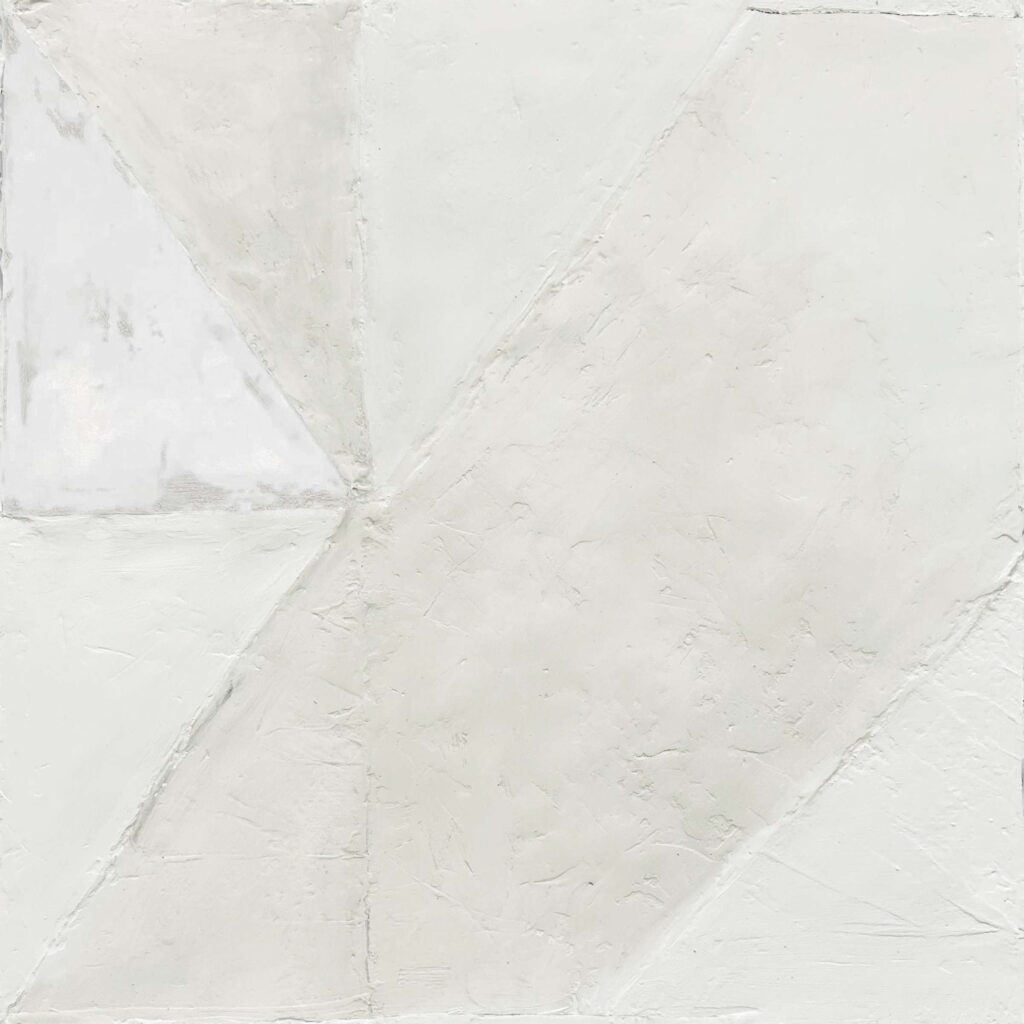 Licht abstract Elitis-behang met geometrische vormen en een subtiele textuur in zachte wittinten.