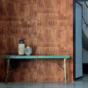 Oude houten tafel met decoratieve vazen tegen een roodbruin Elitis-behang uit de Atelier d'artiste Eldorado collectie.