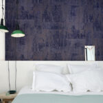 Sfeervolle slaapkamer met Elitis Atelier d'artiste behang uit de Eldorado collectie in paarsbruine tinten.