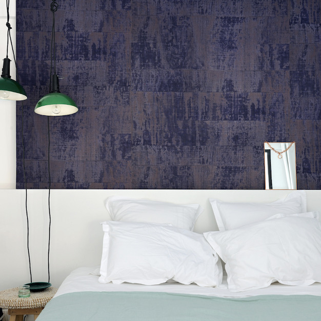 Sfeervolle slaapkamer met Elitis Atelier d'artiste behang uit de Eldorado collectie in paarsbruine tinten.
