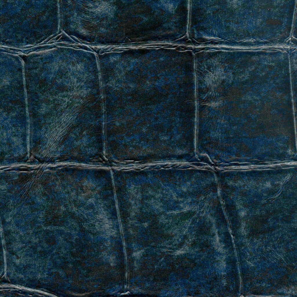 Donkerblauw Elitis-behang Big Croco VP 426 10 met een krokodillenleerstructuur.