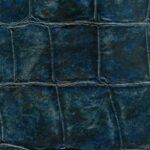 Donkerblauw Elitis-behang Big Croco VP 426 10 met een krokodillenleerstructuur.