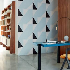 Moderne interieurhoek met Elitis-behang uit de Composite-sfeercollectie in geometrisch blauw-zwart patroon.