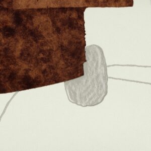 Abstract patroon uit het Elitis-behang Cuzco TP 332 03 met een combinatie van bruine texturen en grijze vormen op een lichte achtergrond.