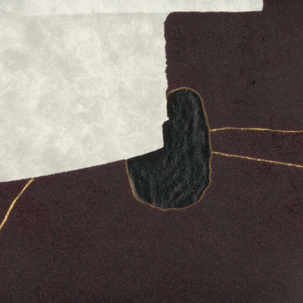 Abstract patroon van het Elitis Cuzco TP 332 06 behang uit de Voile de papier collectie met textuur in wit, zwart en bordeauxrood met gouden lijnen.