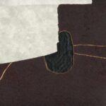 Abstract patroon van het Elitis Cuzco TP 332 06 behang uit de Voile de papier collectie met textuur in wit, zwart en bordeauxrood met gouden lijnen.